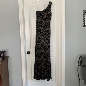 Windsor Formal Lace Dress - Size small